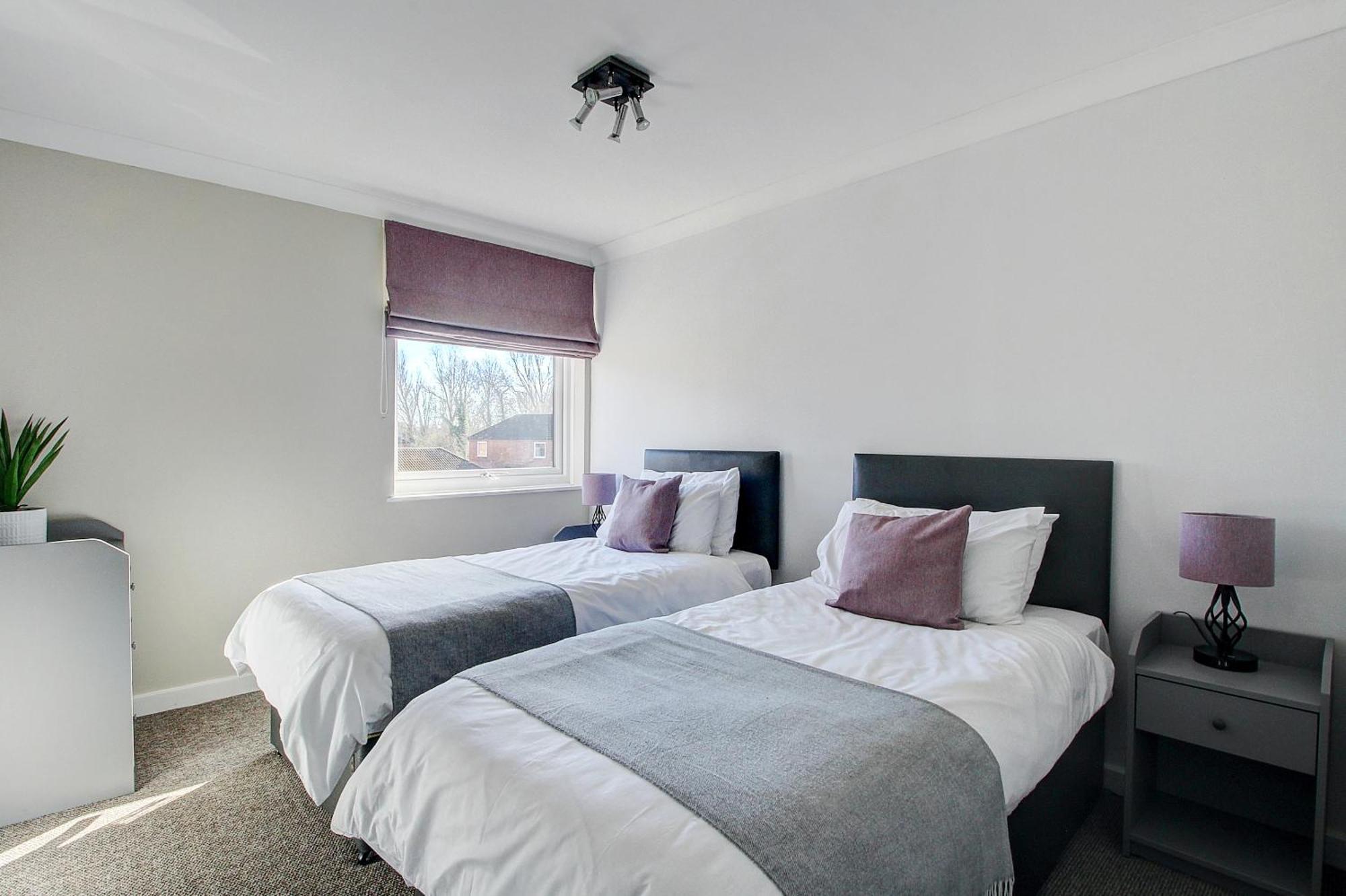 2 Minutes From Mk Central By Car- 2 Bed Apartment - 2 Free Parking Spaces- Hosted By Stayinmk Милтън Кейнс Екстериор снимка